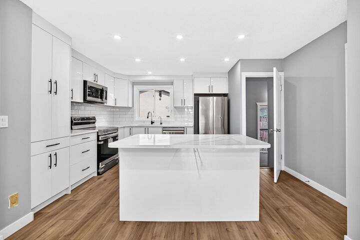 Property Photo:  208 Penbrooke Way SE  AB T2A 3S8 