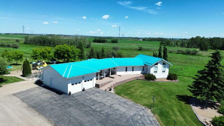 Property Photo:  27556 Township Road 372  AB T4G 0M5 