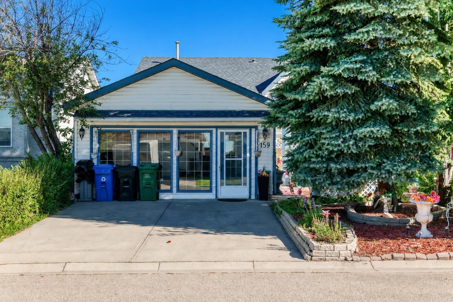 Property Photo:  159 Fresno Place NE  AB T1Y 6Y2 