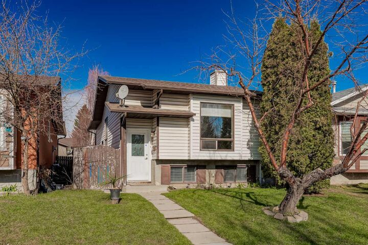Property Photo:  13 Taraglen Road NE  AB T3J 2N7 