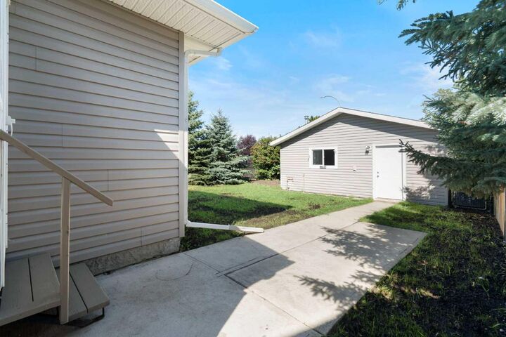 Property Photo:  1198 Kildeer Close  AB T0M 0W0 