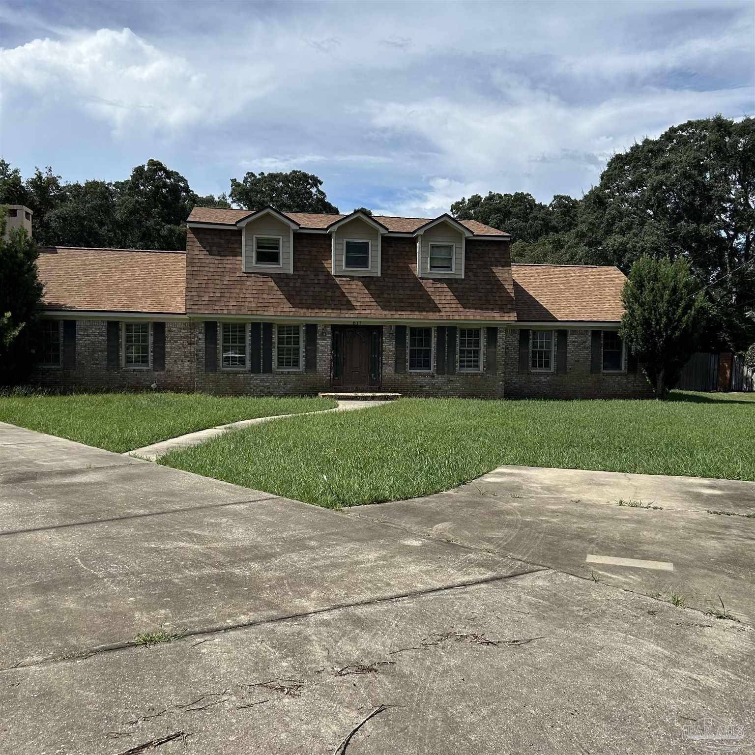 Property Photo: 817 Bay Cliffs Rd FL 32561