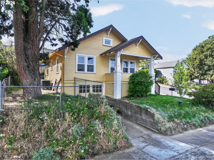 Property Photo: 422 W 11th St OR 97058