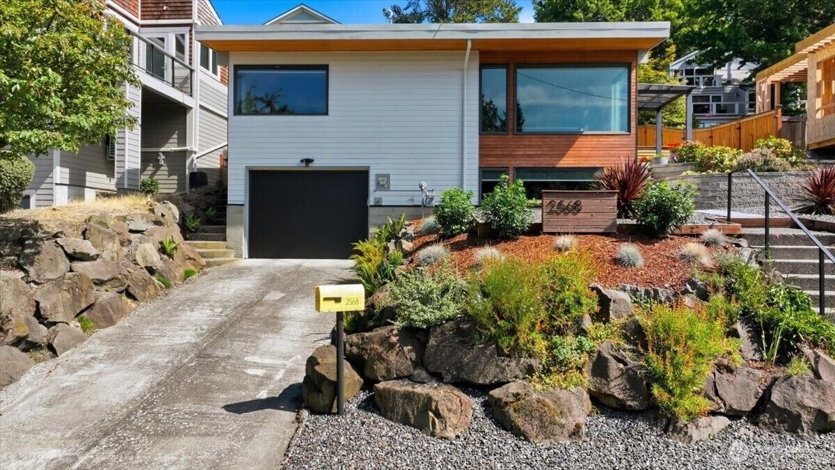 Property Photo: 2568 13th Avenue W WA 98119