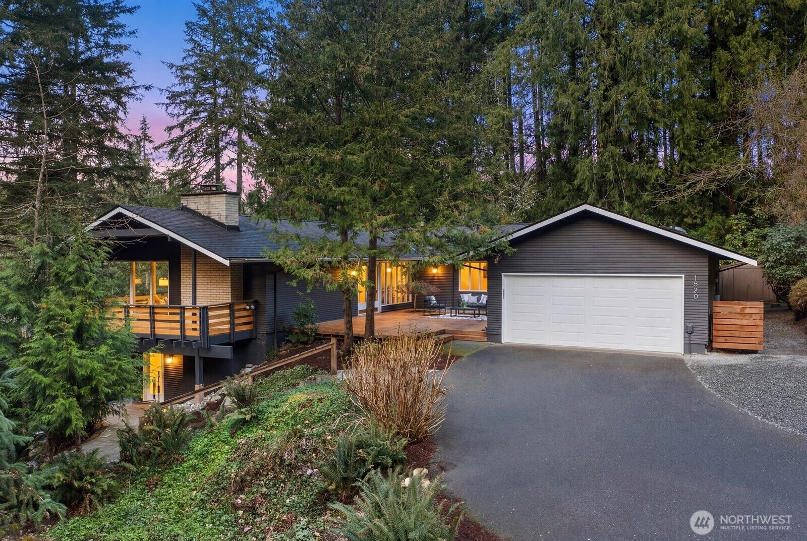 Property Photo:  1520  Sycamore Drive SE  WA 98027 