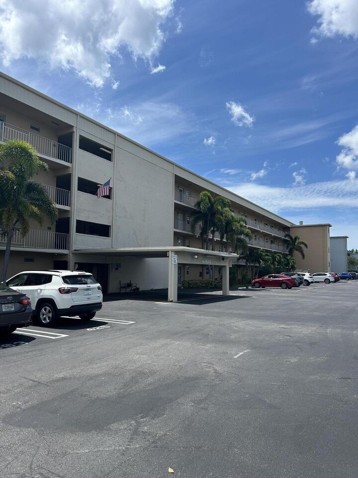 Property Photo:  2600 NE 1st Lane Apt 205  FL 33435 