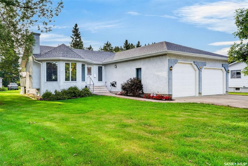 Property Photo:  720 6th Avenue  SK S0K 3R0 