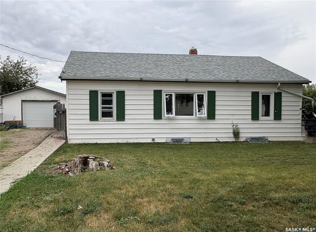 Property Photo: 49 14th Avenue SE SK S9H 3S3
