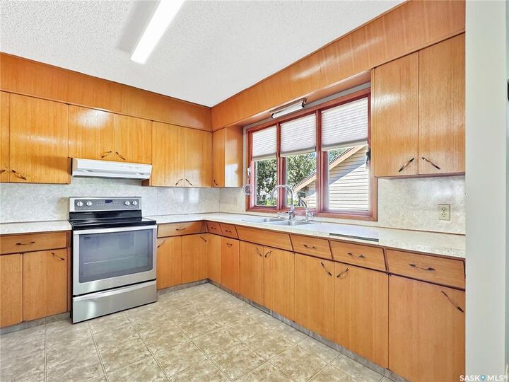 Property Photo:  316 2 Street E  SK S0K 4W0 