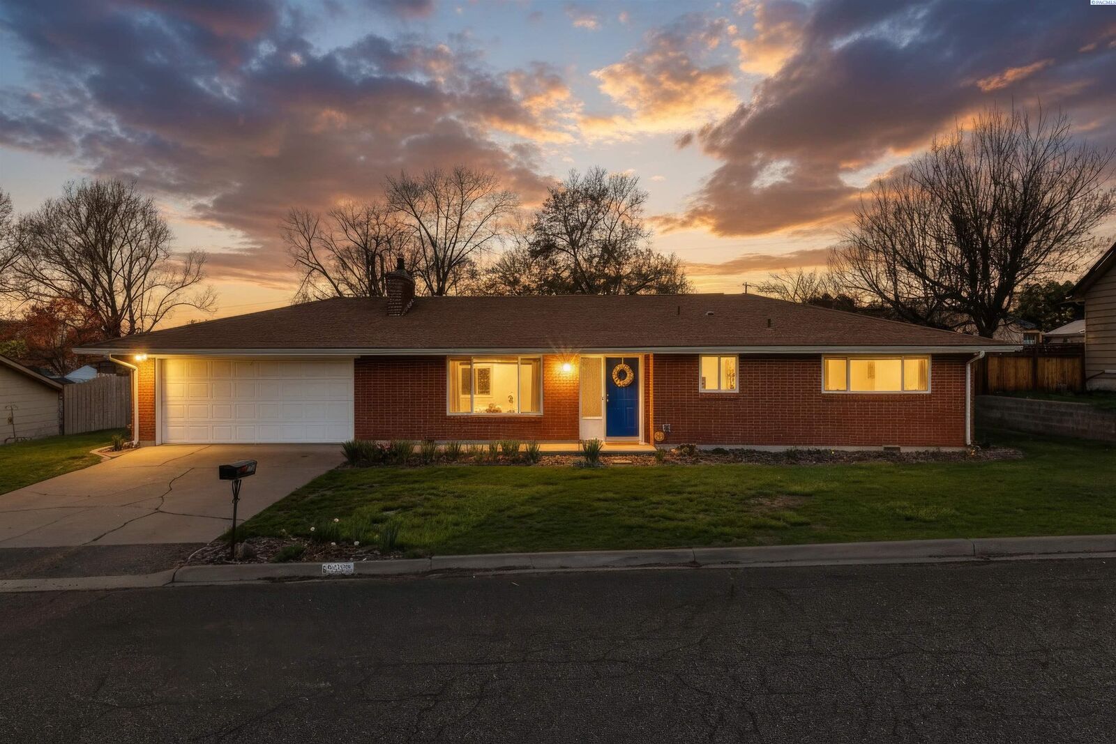 Property Photo:  935 Parkside Dr  WA 99350 