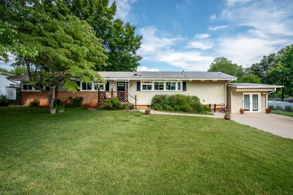 Property Photo:  703 Locust Place  NC 27265 