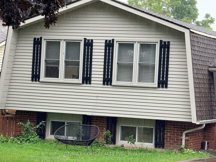 Property Photo:  198 Coach Hill Drive  ON N2E 1P4 