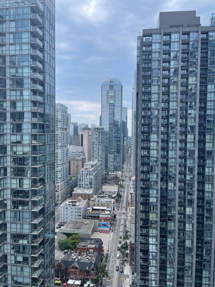 Property Photo:  28 Widmer Street 3528  ON M5V 2E7 