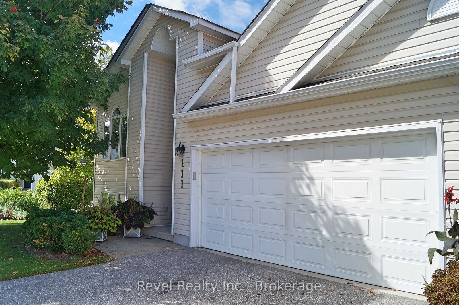 Property Photo:  111 Ellen Lane 6  ON L9Y 4W4 