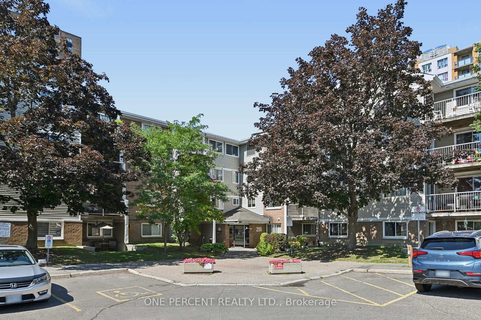 Property Photo:  250 Brittany Drive 204  ON K1K 4M1 