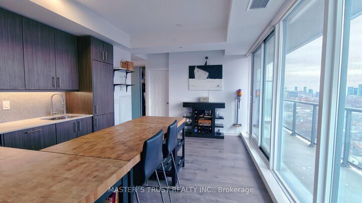 Property Photo: 297 College Street 1517 ON M5T 0C2