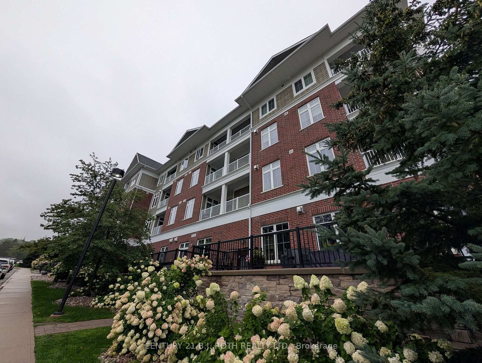 Property Photo: 40 Horseshoe Boulevard 302 ON L4M 4Y8
