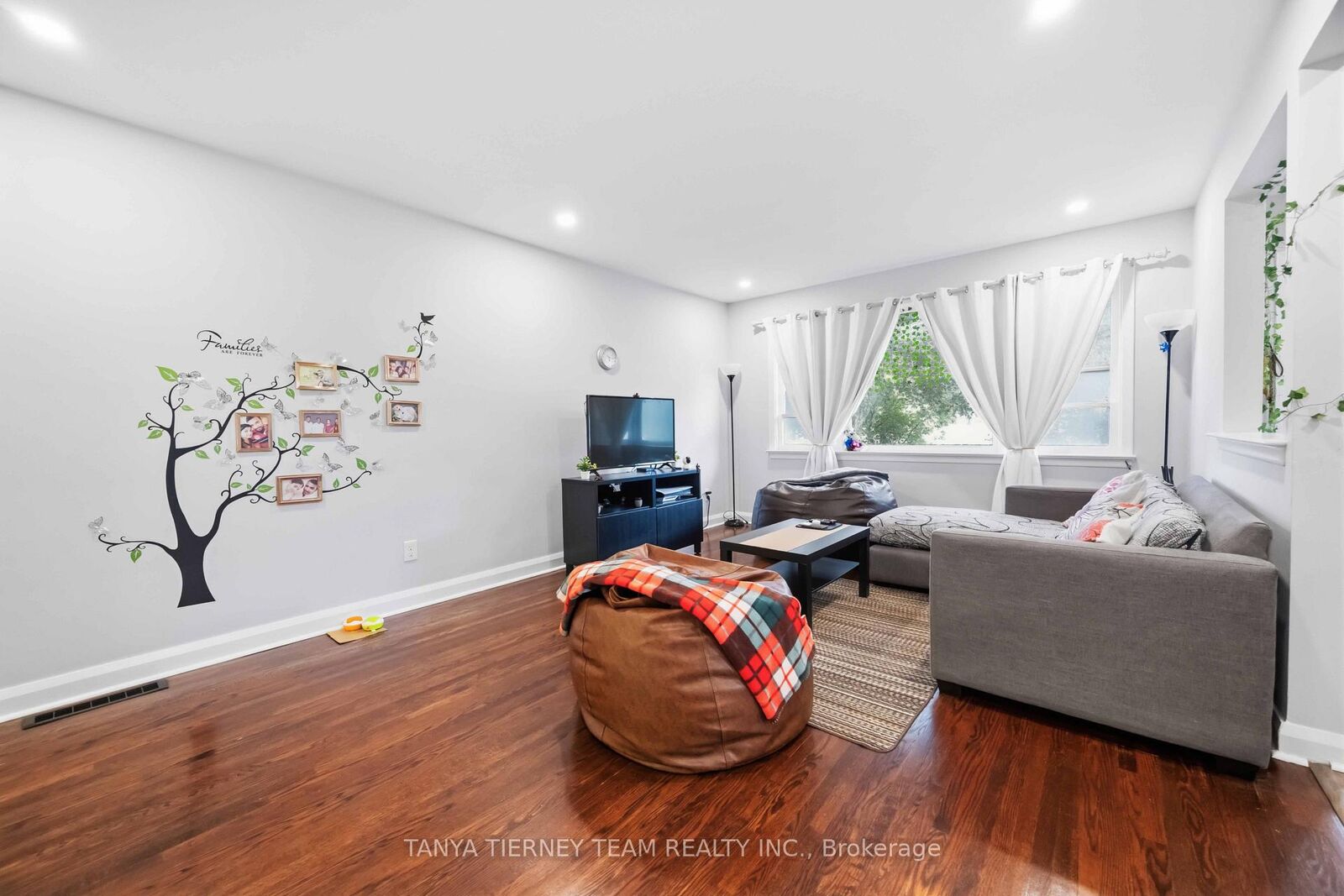 Property Photo:  118 Rossland Road W  ON L1G 2V6 