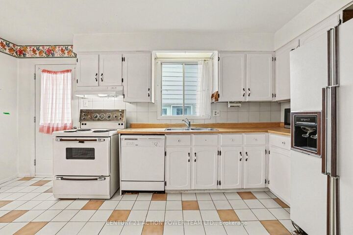 Property Photo:  11 Riding Way  ON K2M 1C3 