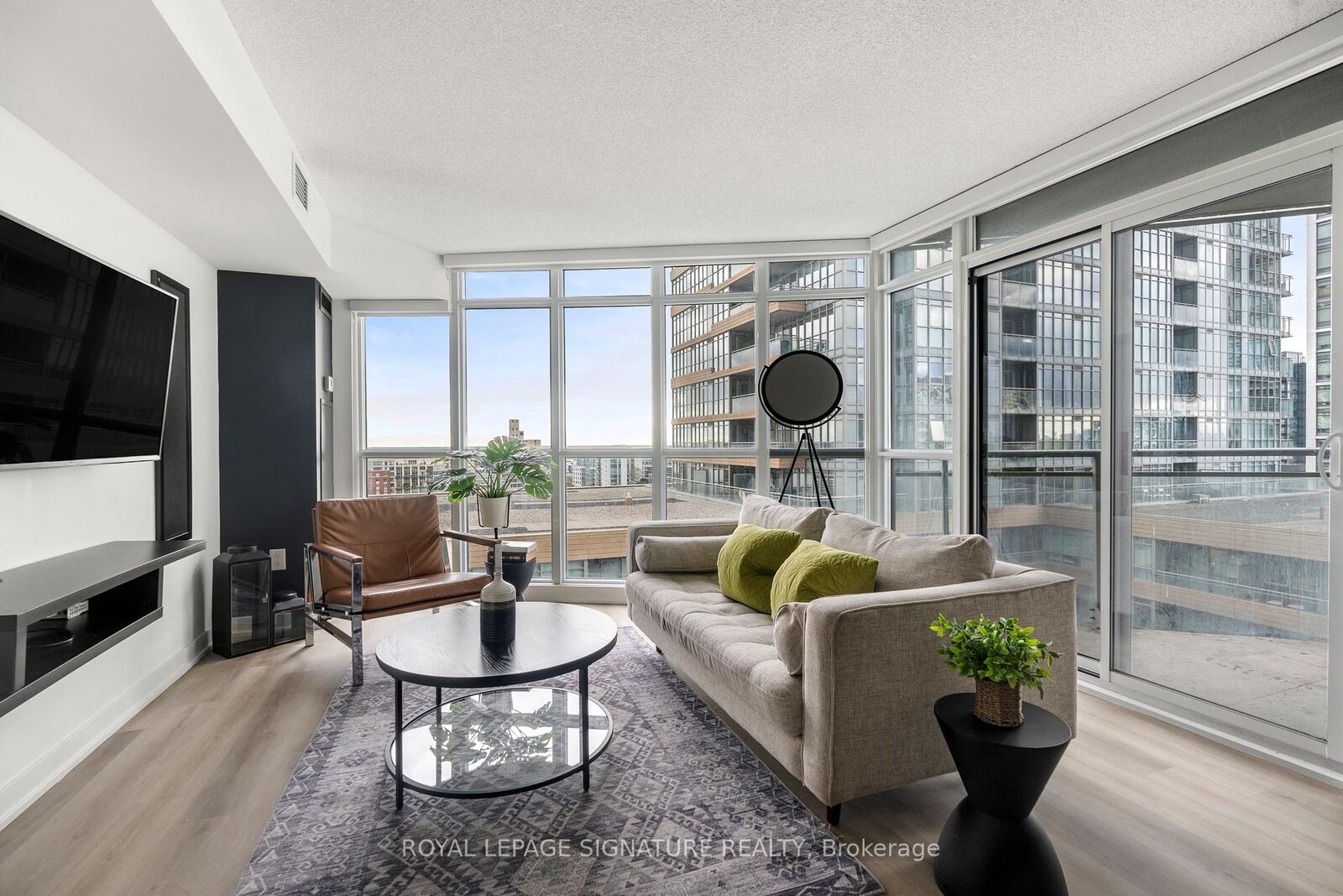 Property Photo:  21 Iceboat Terrace 1209  ON M5V 4A9 