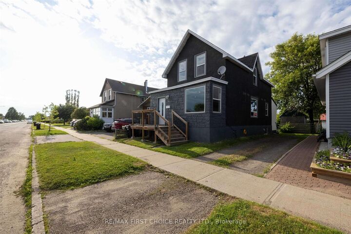 Property Photo:  513 Christina Street E  ON P7E 4P4 
