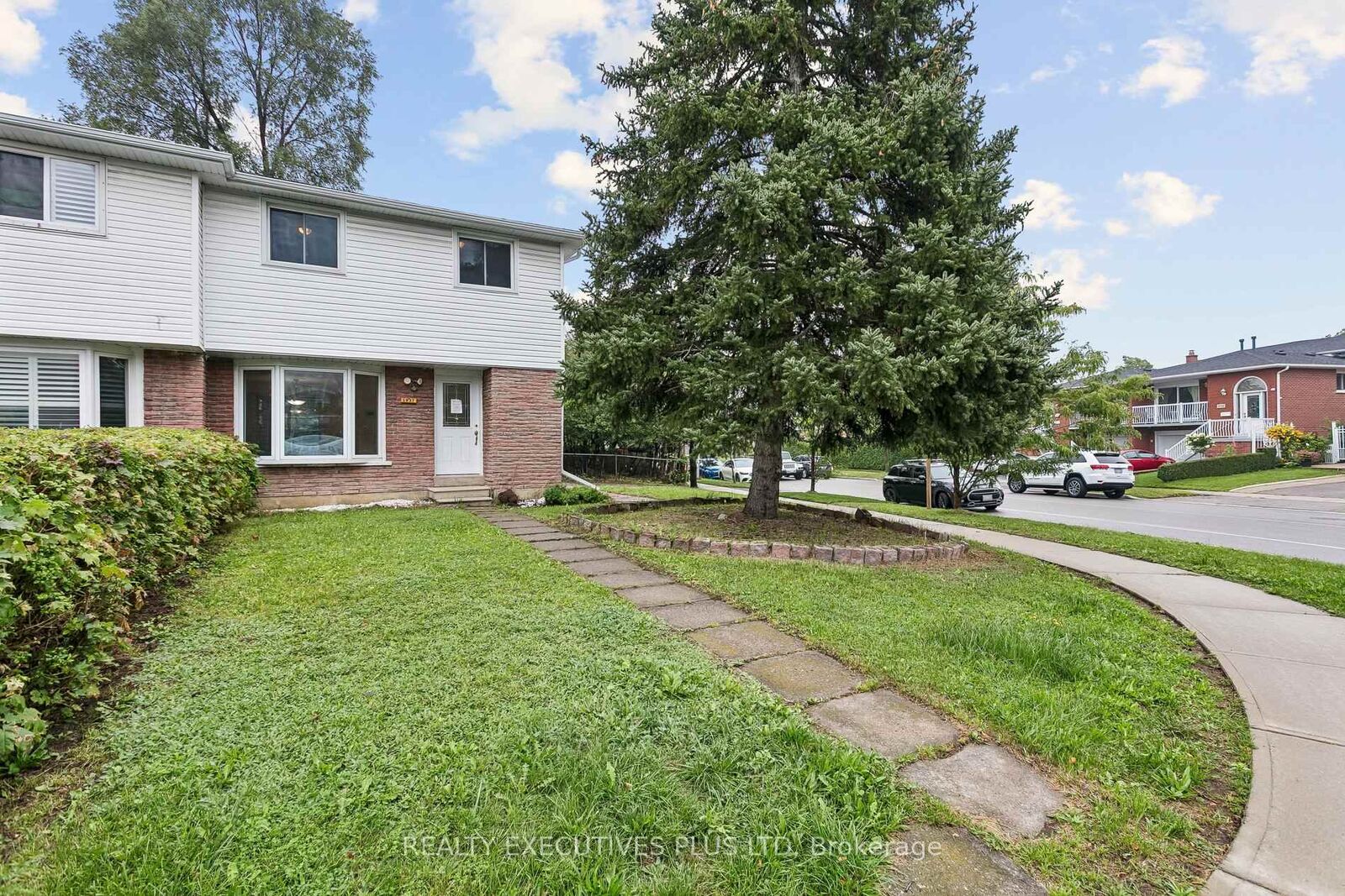 Property Photo:  1037 Stainton Drive  ON L5C 1G3 