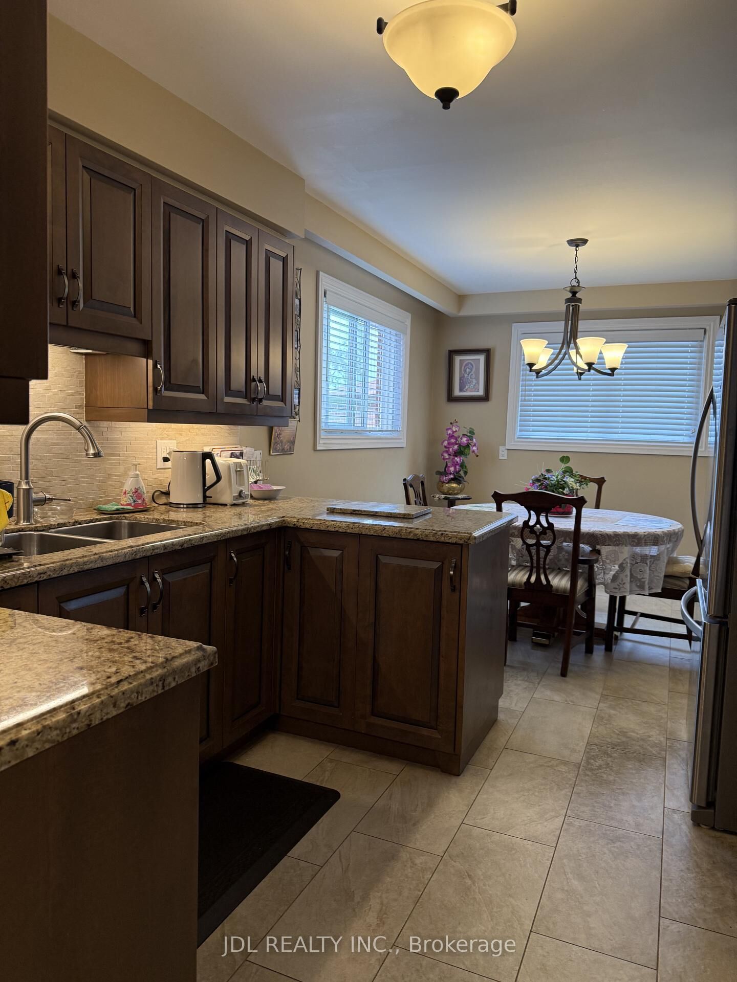 Property Photo:  28 Orangewood Crescent Room  ON M1W 1C6 