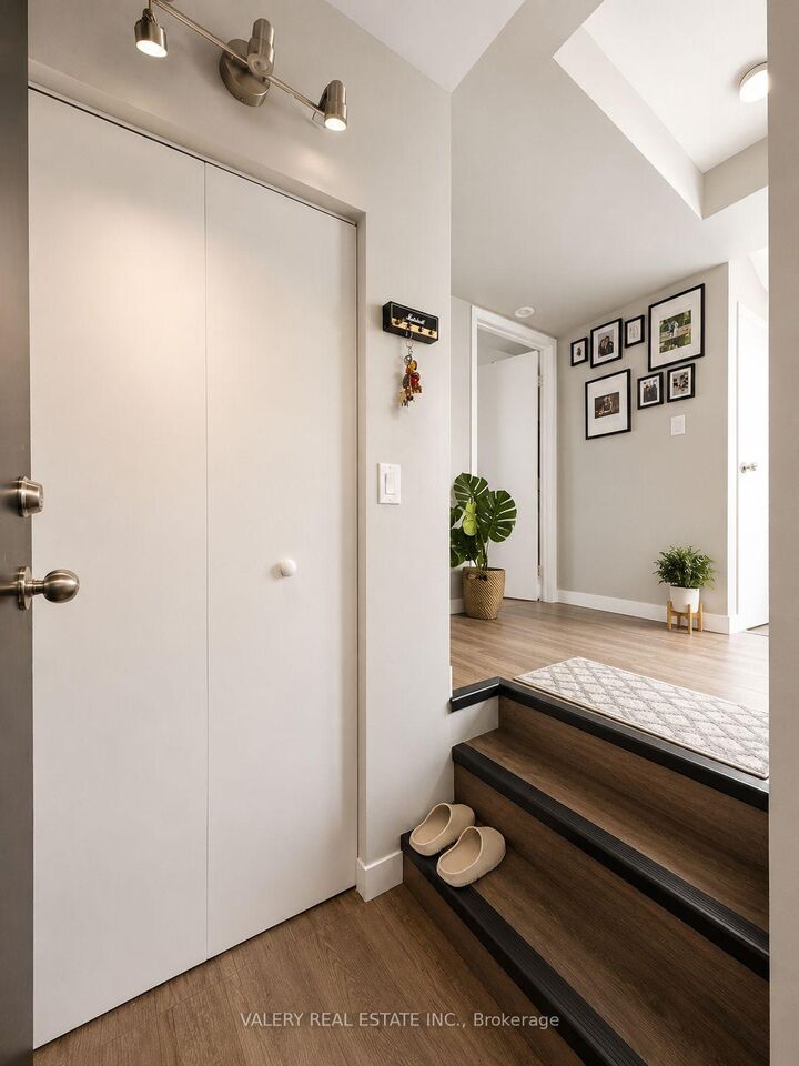 Property Photo:  205 Gerrard Street E 8  ON M5A 2E7 