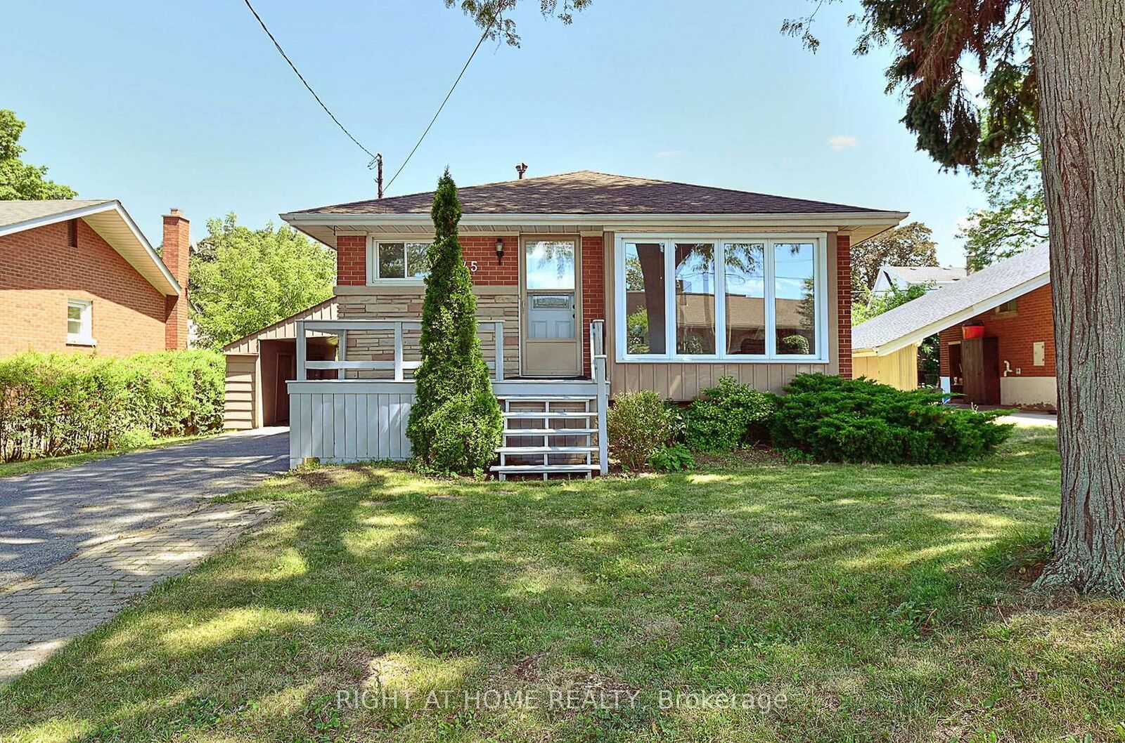Property Photo:  245 West 33rd Street  ON L9C 5J7 