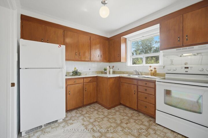 Property Photo:  27 Edgemont Drive  ON L6V 1K9 