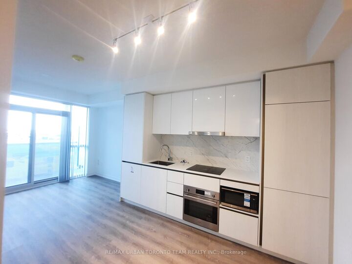 Property Photo:  8 Interchange Way 1108  ON L4K 5Z7 