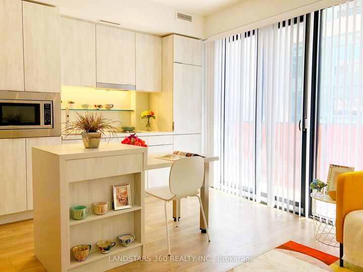 Property Photo:  215 Queen Street W 1112  ON M5V 0P5 