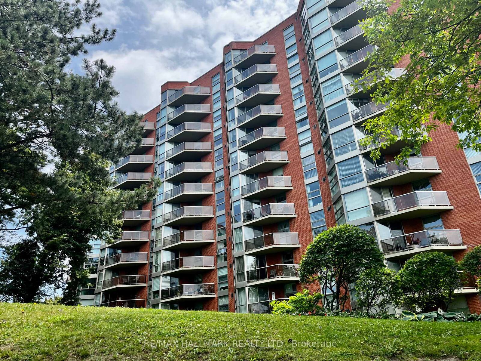 Property Photo:  20 Dean Park Road 902  ON M1B 3G9 