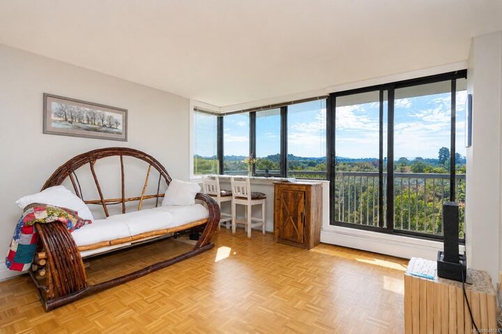 Property Photo:  647 Michigan St #1106  BC V8V 1S9 
