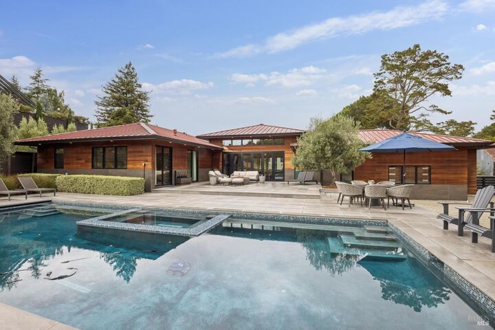 Property Photo:  