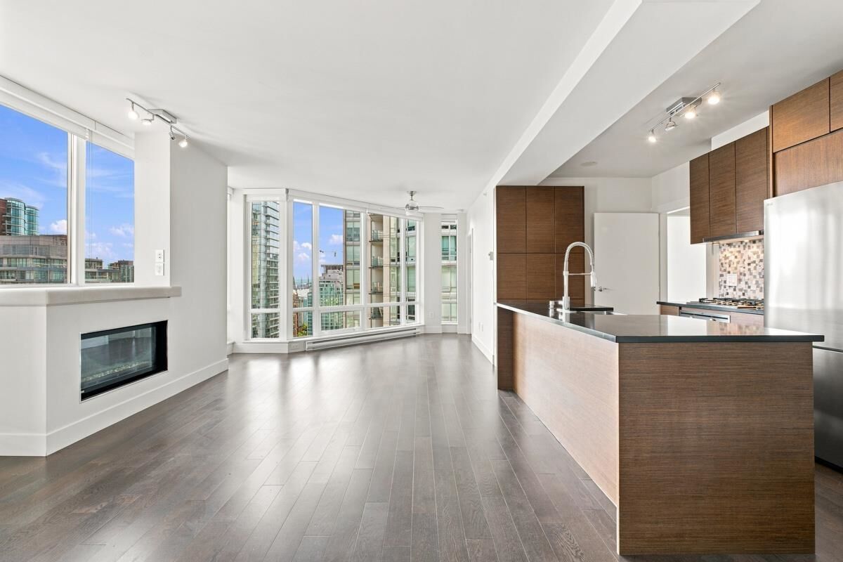 Property Photo:  565 Smithe Street 2005  BC V6B 0E4 