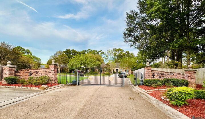 Property Photo:  713 Highland Knoll Ct  LA 70810 