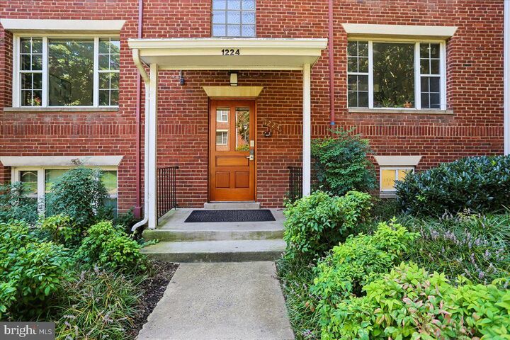 Property Photo:  1224 N Meade Street Es102  VA 22209 