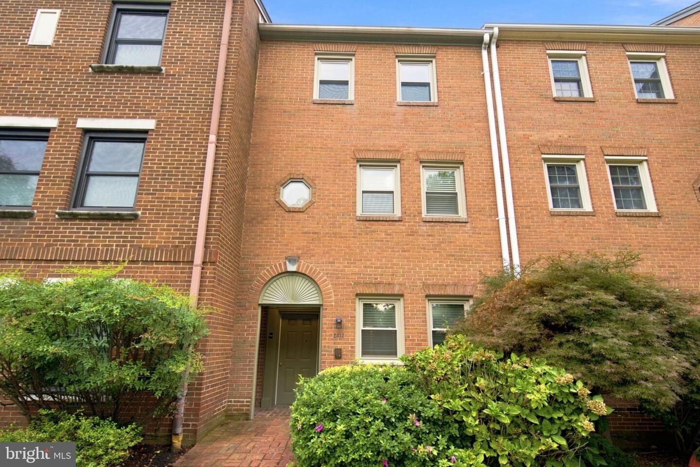 Property Photo: 2413 9th Street S VA 22204
