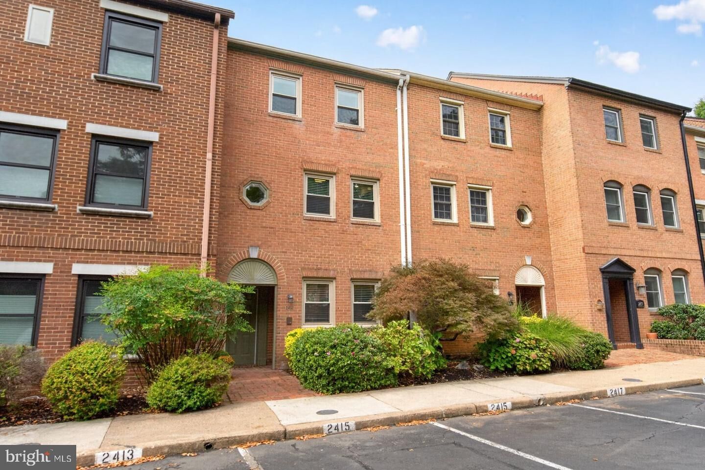 Property Photo: 2413 S 9th Street S VA 22204