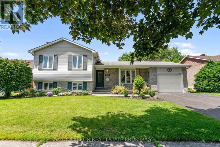 Property Photo: 368 Angela Crescent ON K6H 6Z8