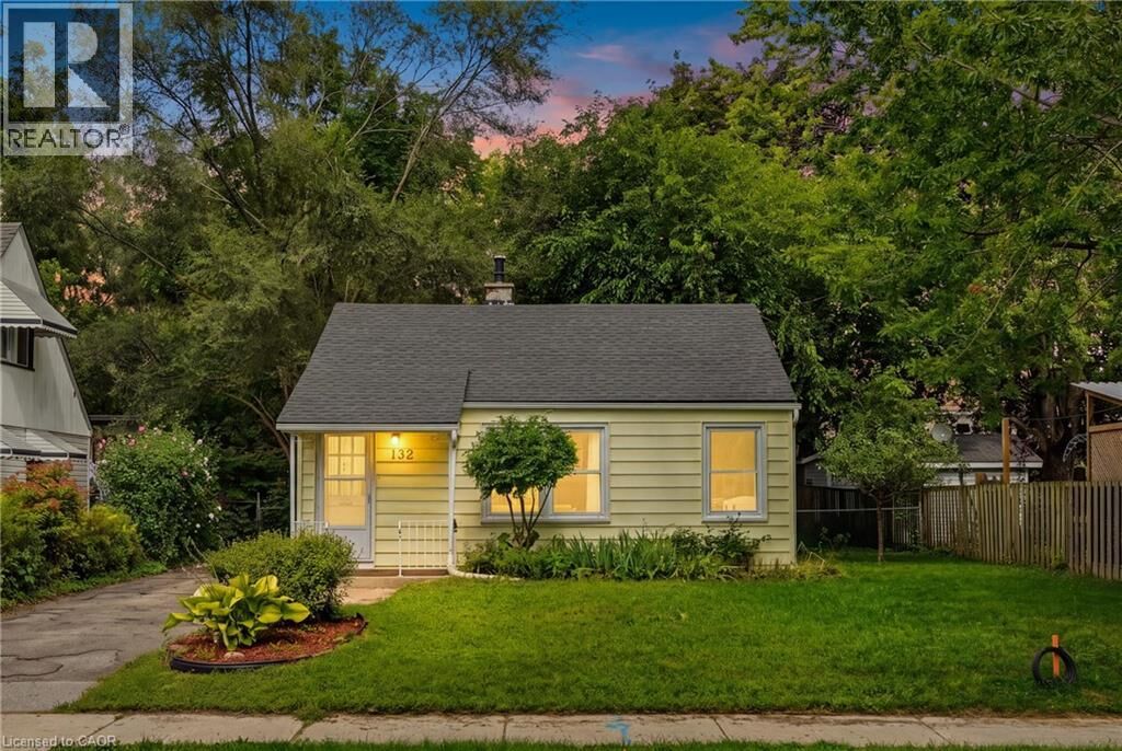 Property Photo:  132 Spadina Road East  ON N2M 3X4 