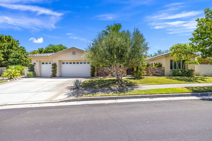 Property Photo:  19 Sherwood Road  CA 92270 