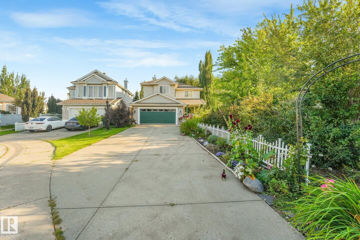 Property Photo:  570 Glenwright Crescent NW  AB T5T 6K8 