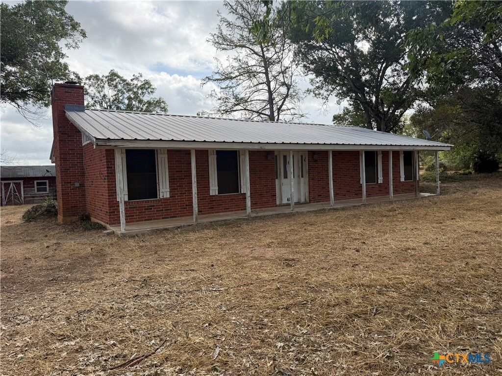 Property Photo: 415 SE Main Street TX 78160