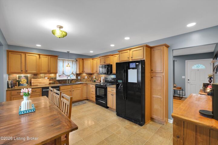Property Photo: 8107 Jasmine Ln KY 40228