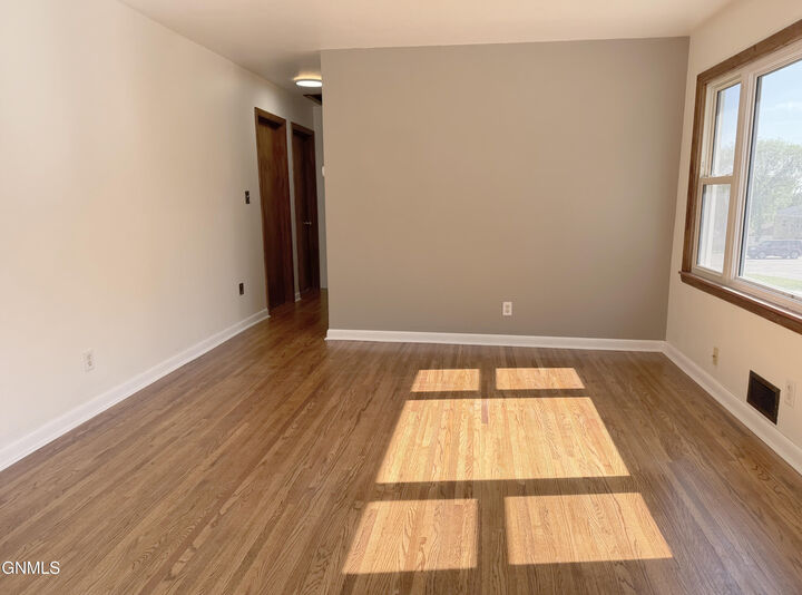 Property Photo:  1709 N 14th Street  ND 58501 