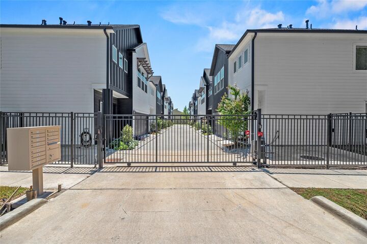 Property Photo:  869 Mansfield Street E  TX 77091 