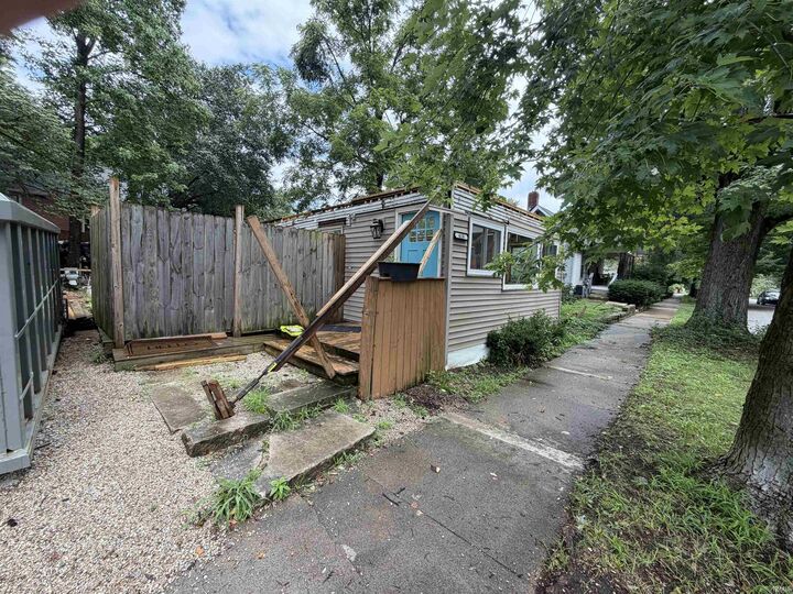 Property Photo:  618 W Howe Street  IN 47403-2231 