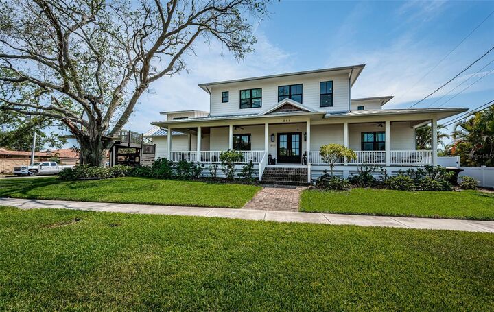 Property Photo: 600 Alda Way NE FL 33704